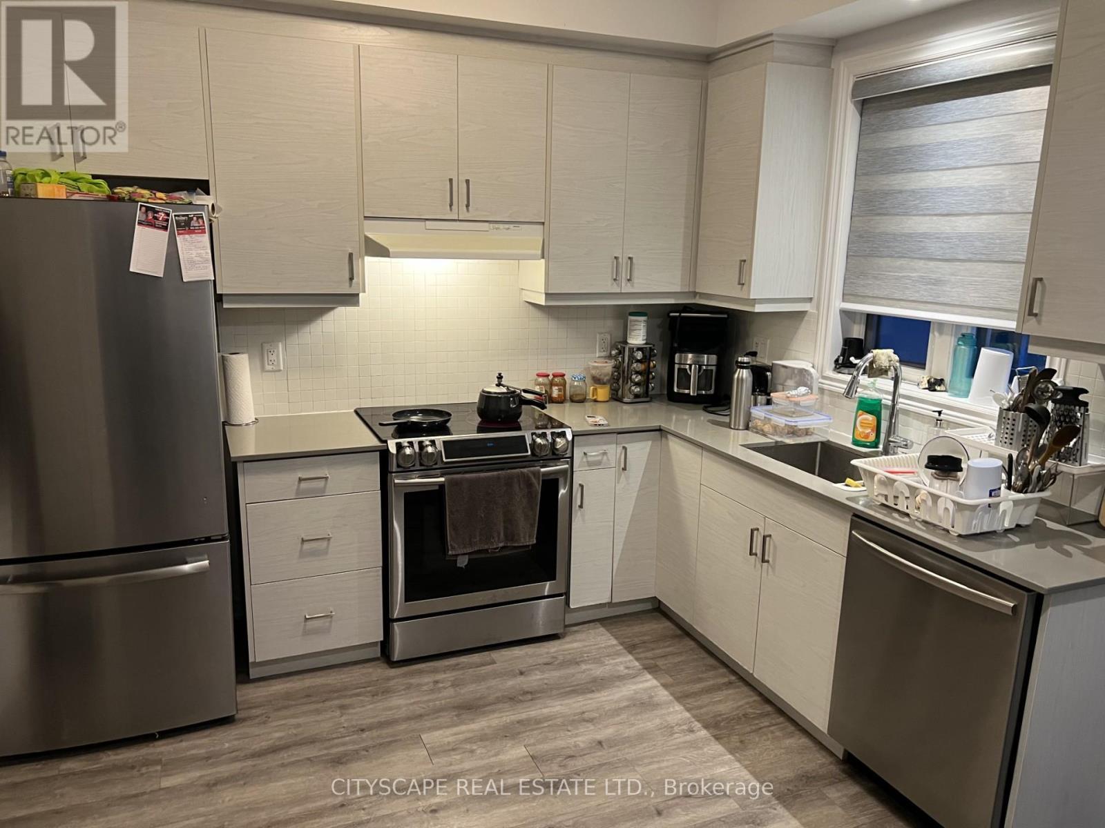 17 - 575 Woodward Avenue, Hamilton, ON - Indoor Photo Showing Kitchen