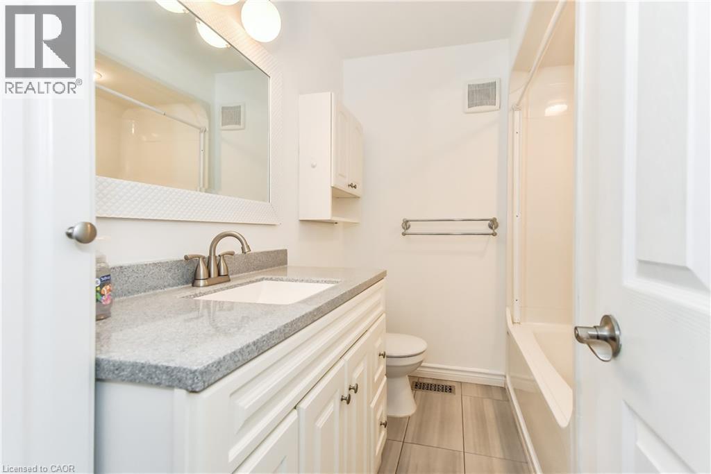 373 Hillcrest Road Unit# A, Cambridge, ON - Indoor Photo Showing Bathroom