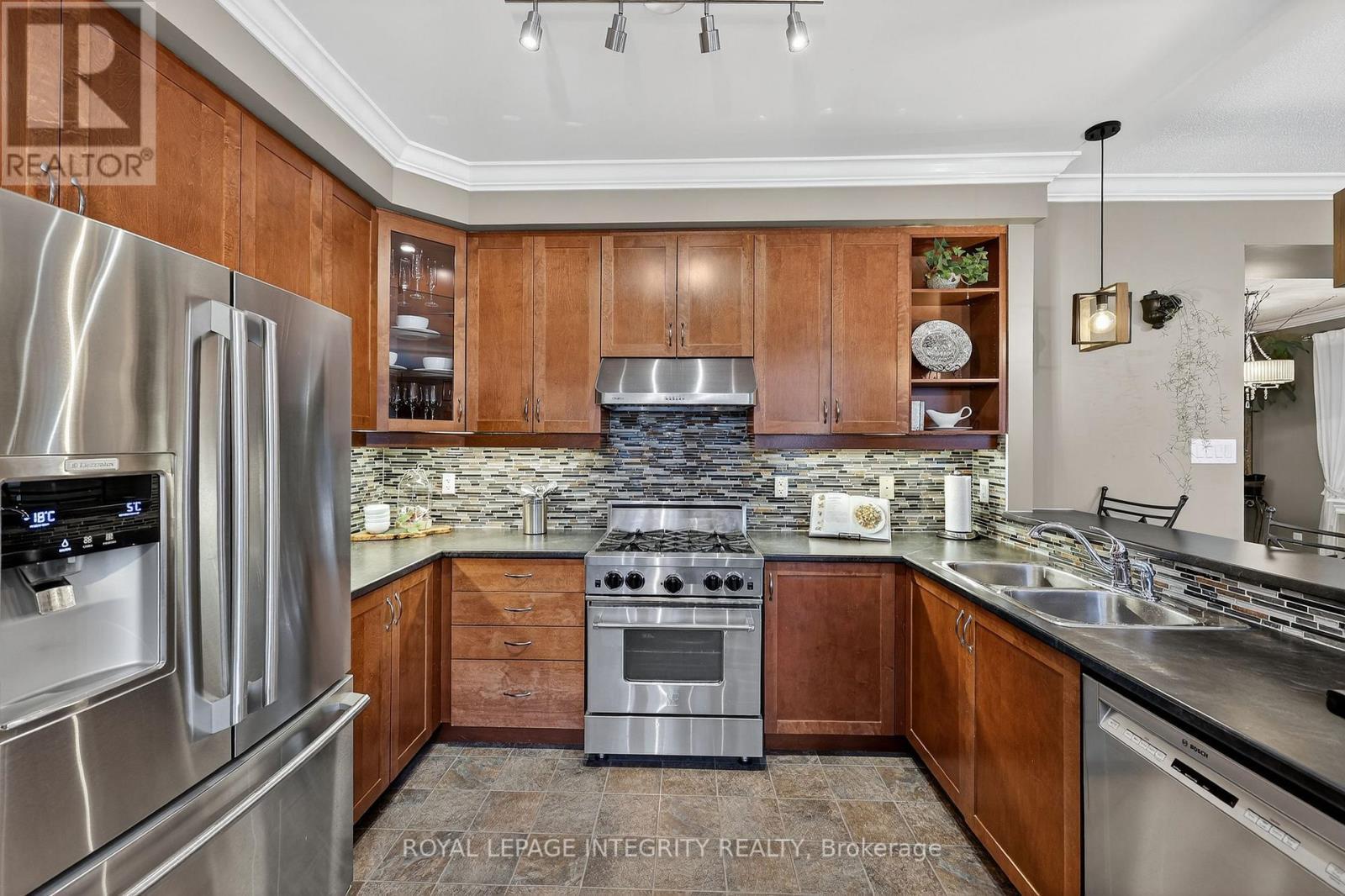 317 River Landing Avenue, Ottawa, ON - Indoor Photo Showing Kitchen With Double Sink With Upgraded Kitchen