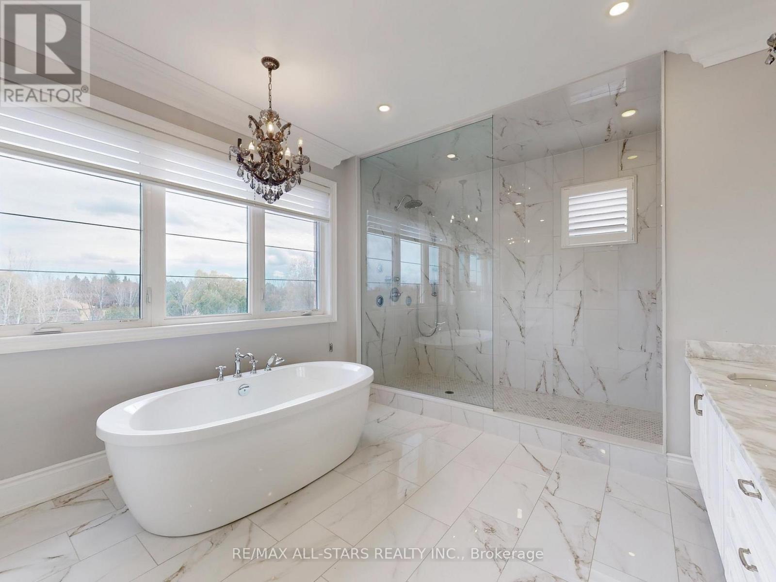 48 Cairns Gate, King, ON - Indoor Photo Showing Bathroom