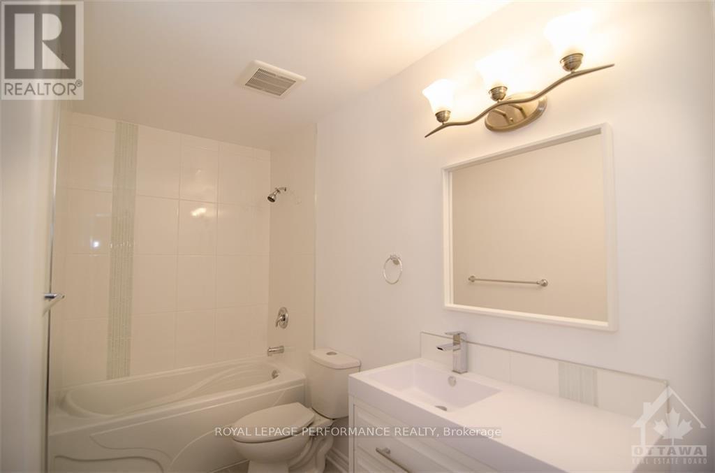 B - 111 Dalehurst Drive, Ottawa, ON - Indoor Photo Showing Bathroom