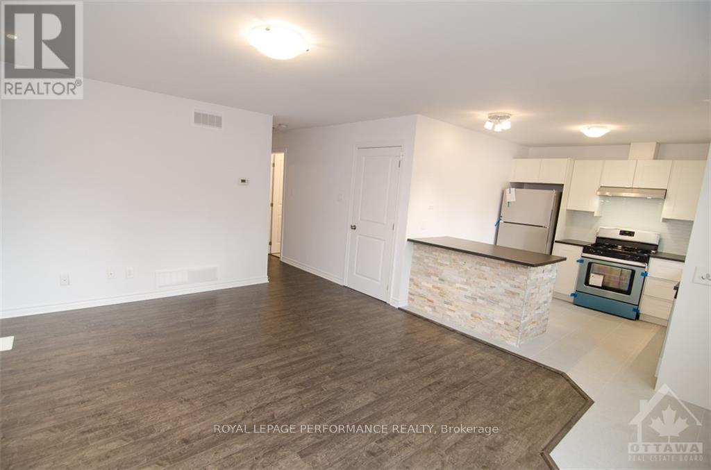 B - 111 Dalehurst Drive, Ottawa, ON - Indoor Photo Showing Kitchen