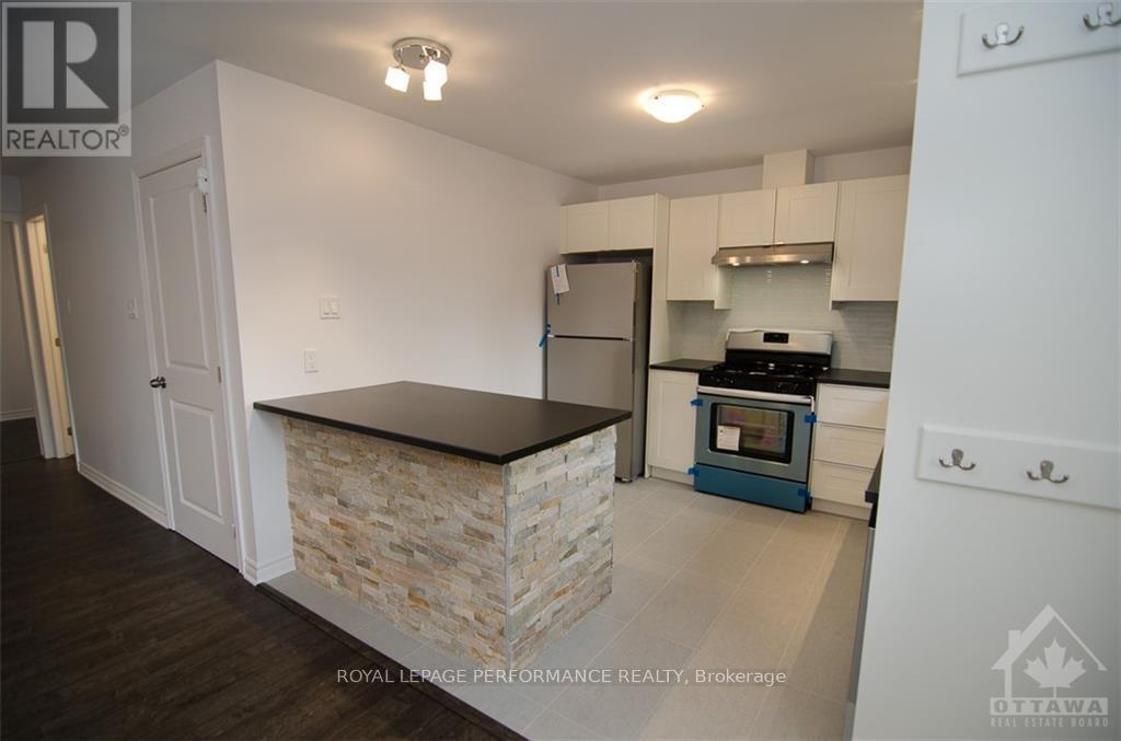 B - 111 Dalehurst Drive, Ottawa, ON - Indoor Photo Showing Kitchen