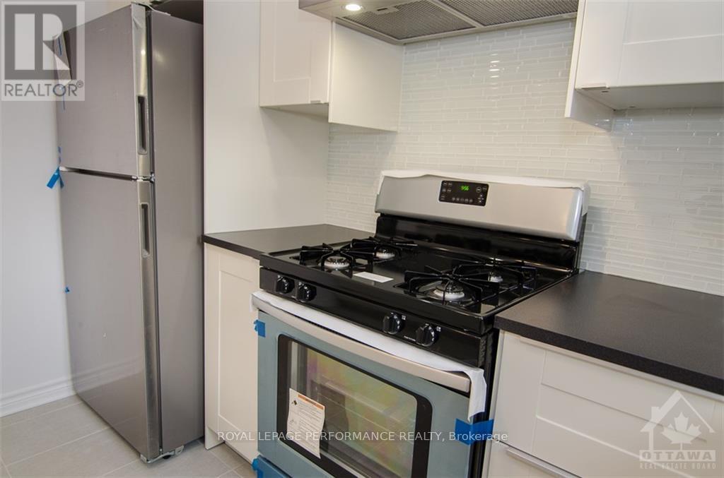 B - 111 Dalehurst Drive, Ottawa, ON - Indoor Photo Showing Kitchen