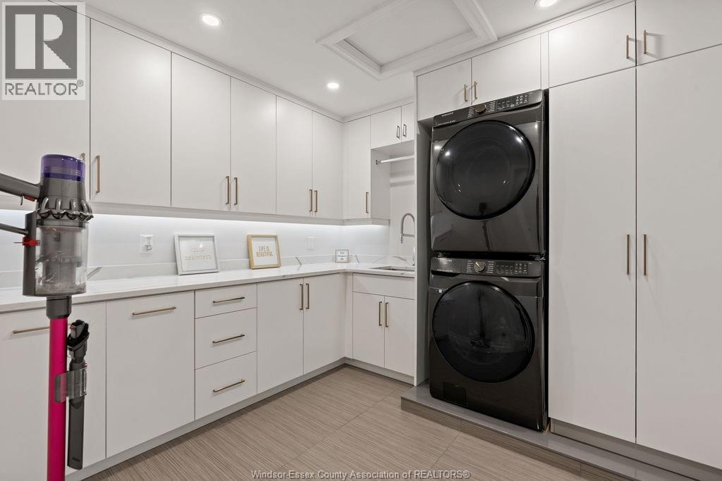258 Xavier Circle, Lakeshore, ON - Indoor Photo Showing Laundry Room