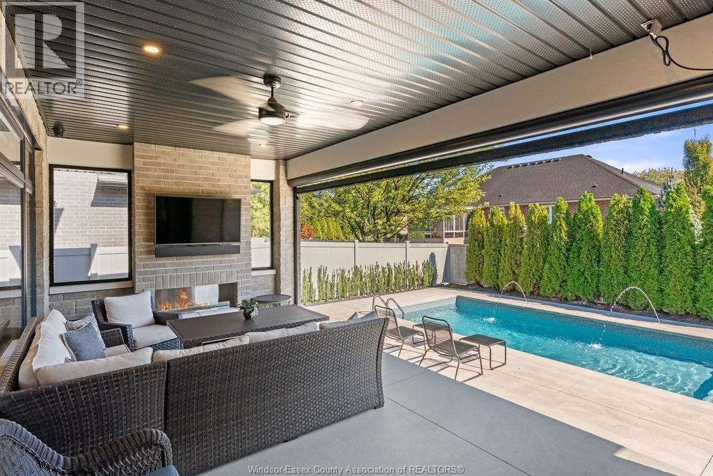 258 Xavier Circle, Lakeshore, ON - Outdoor With In Ground Pool