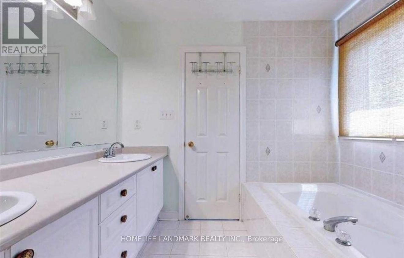 2198 Arbourview Drive, Oakville, ON - Indoor Photo Showing Bathroom