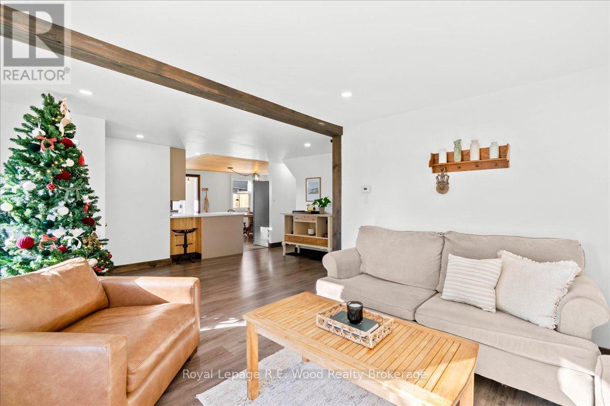 303 Concession 2 Road, Norfolk (Townsend), ON - Indoor Photo Showing Living Room