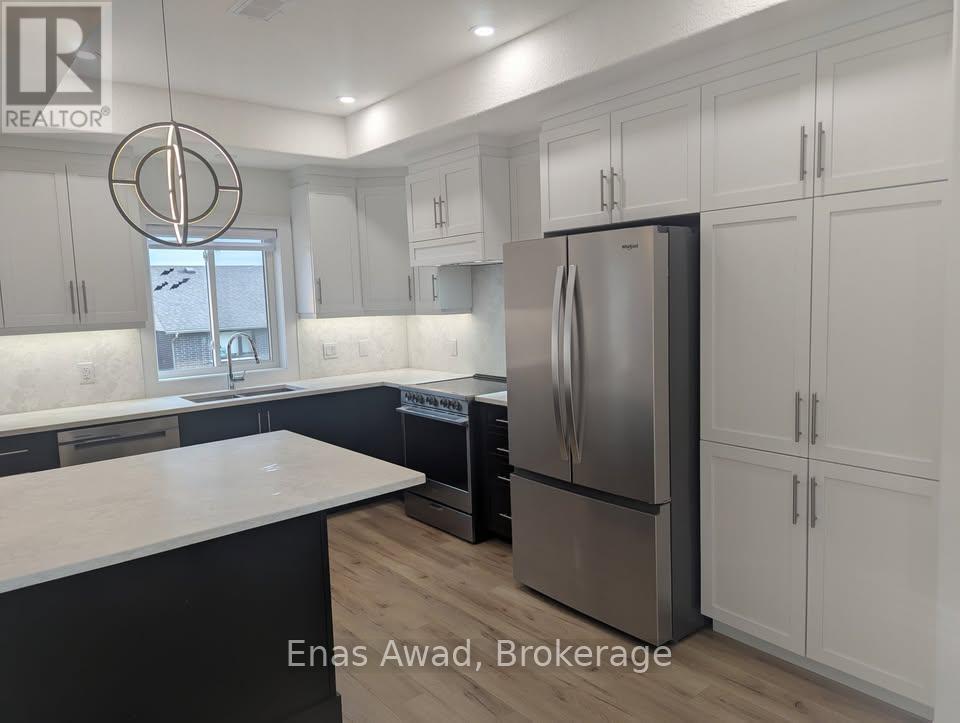 828 Moonrock Avenue, Greater Sudbury (Sudbury), ON - Indoor Photo Showing Kitchen With Upgraded Kitchen