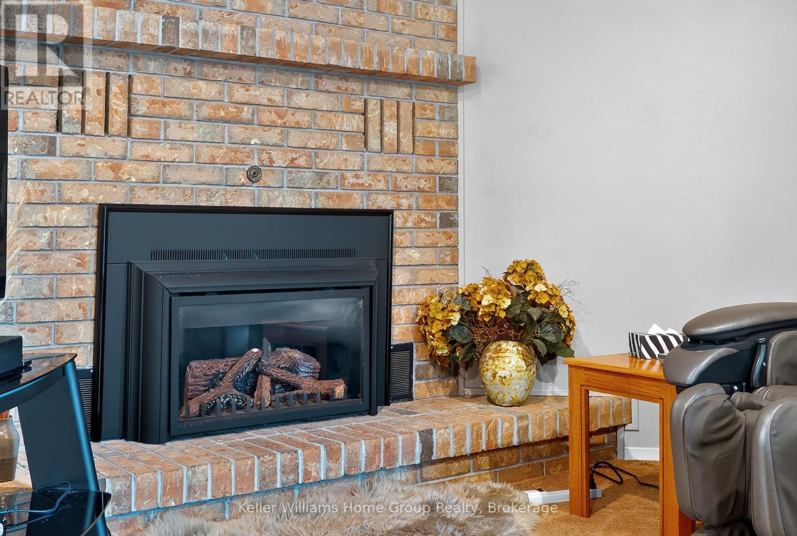 114 Dovercliffe Road, Guelph (Dovercliffe Park/Old University), ON - Indoor Photo Showing Living Room With Fireplace