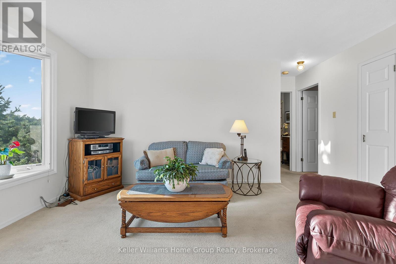 114 Dovercliffe Road, Guelph (Dovercliffe Park/Old University), ON - Indoor Photo Showing Living Room