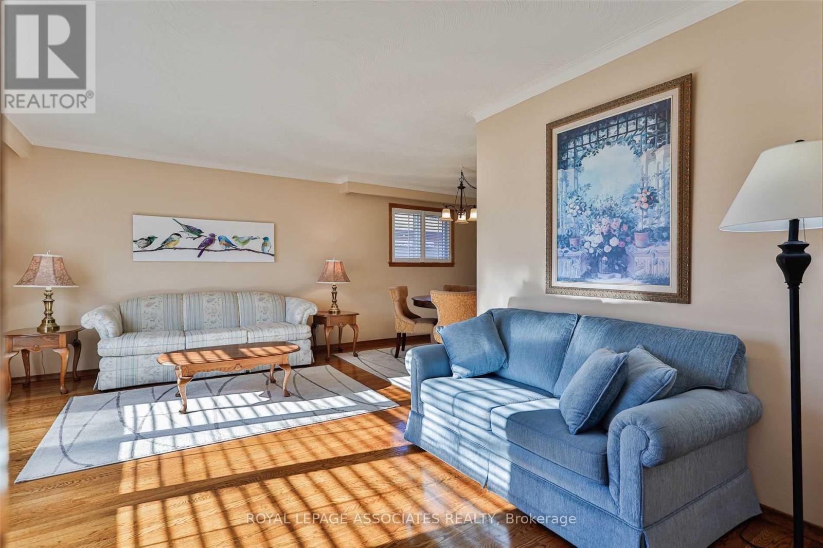 166 Lynnbrook Drive, Toronto, ON - Indoor Photo Showing Living Room