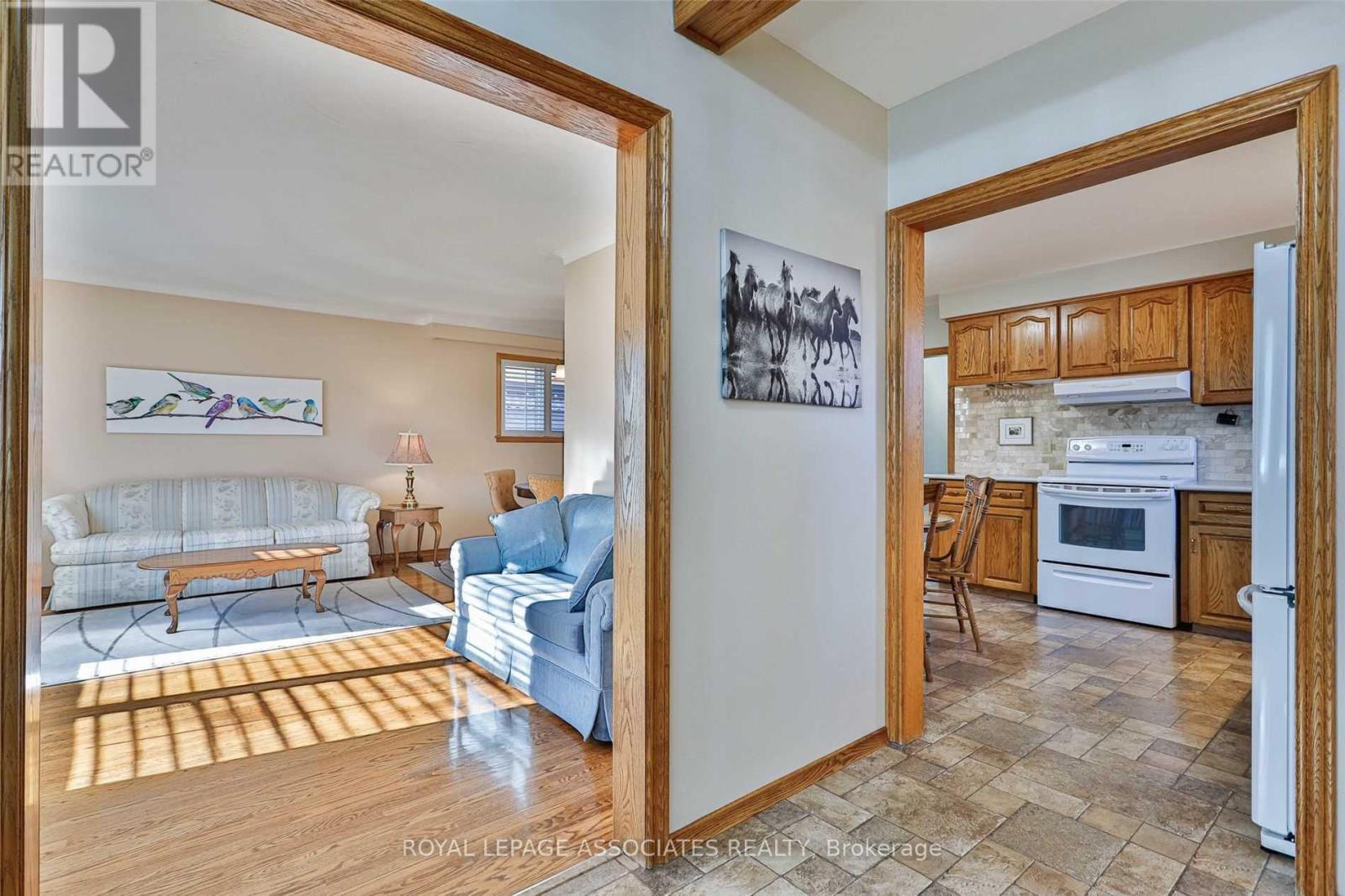 166 Lynnbrook Drive, Toronto, ON - Indoor Photo Showing Kitchen