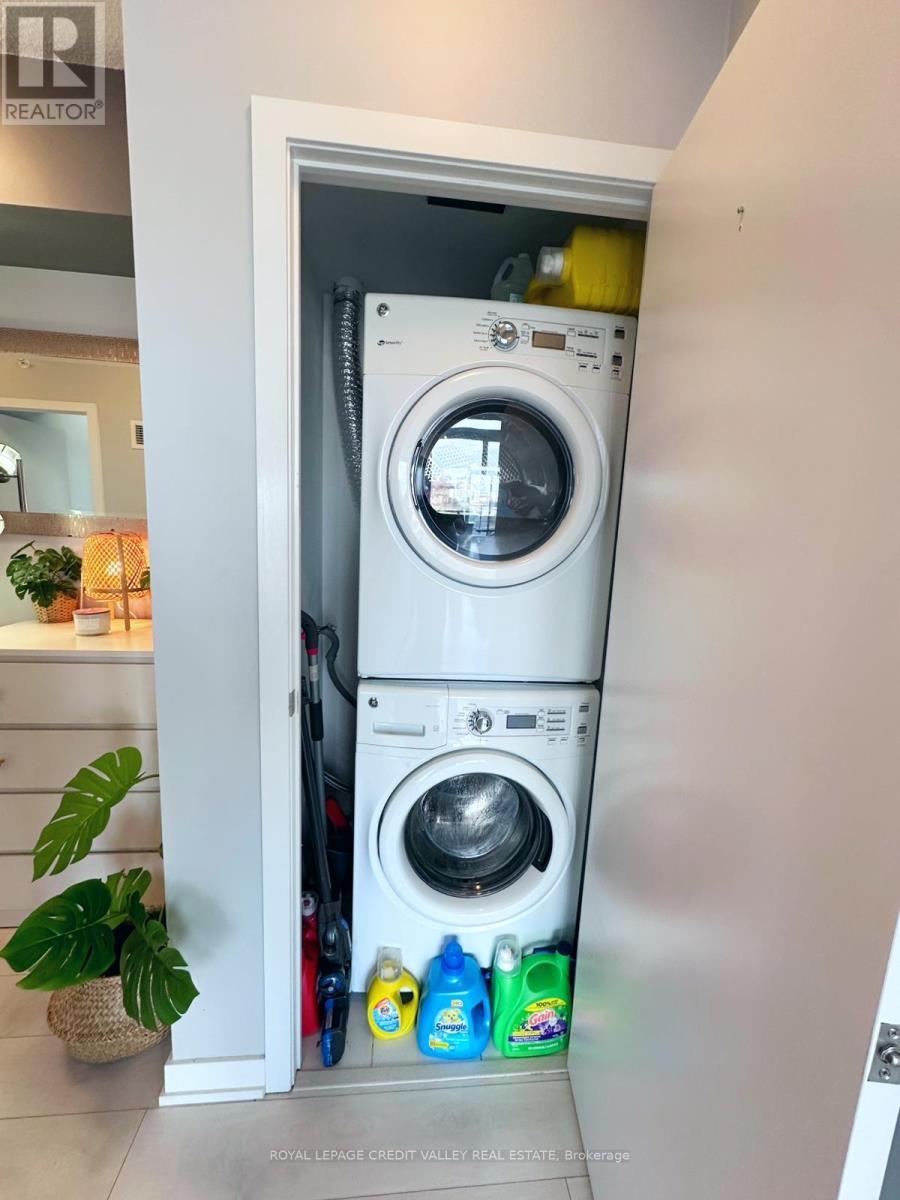3607 - 2200 Lake Shore Boulevard W, Toronto, ON - Indoor Photo Showing Laundry Room