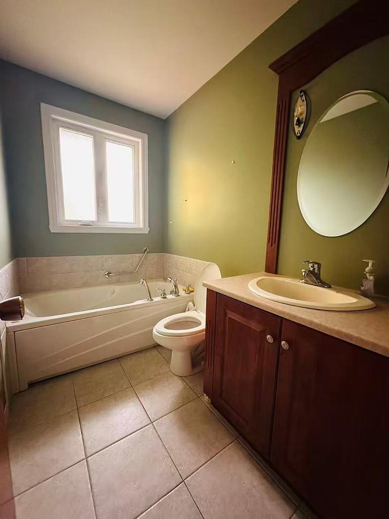 Bathroom - 35 Rue Des Chrysanthèmes, La Prairie, QC - Indoor Photo Showing Bathroom