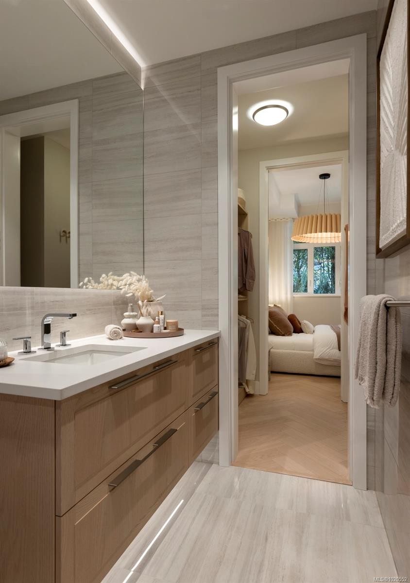 403-427 Lampson St, Esquimalt, BC - Indoor Photo Showing Bathroom