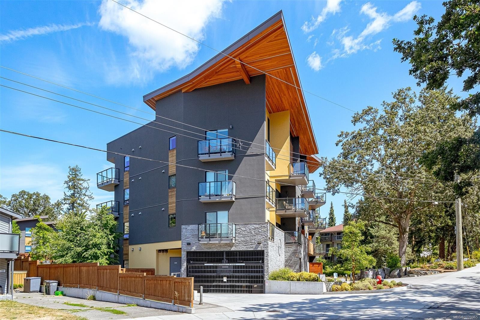 210-991 Mckenzie Ave, Saanich, BC - Outdoor