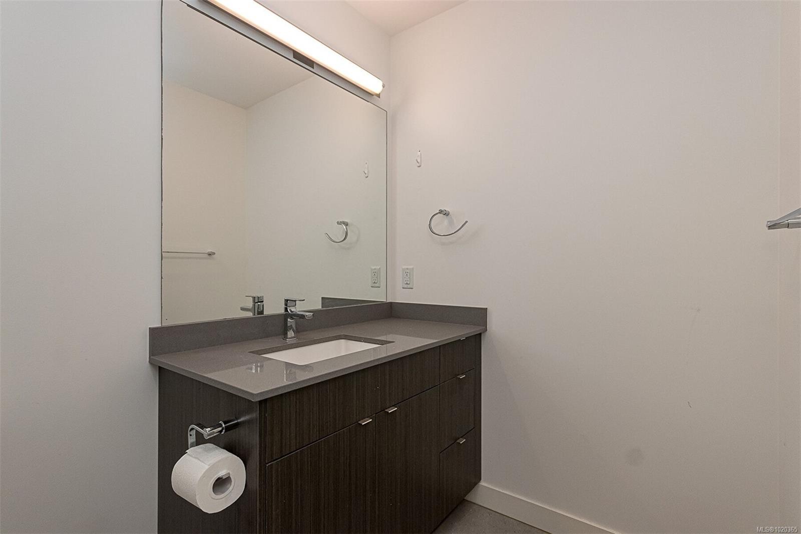 210-991 Mckenzie Ave, Saanich, BC - Indoor Photo Showing Bathroom