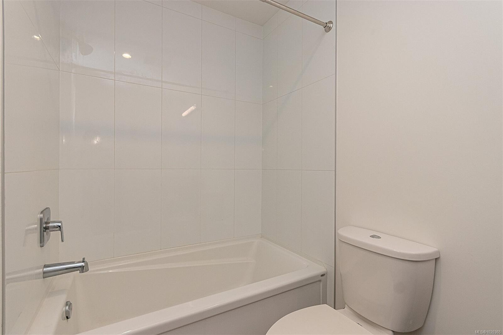 210-991 Mckenzie Ave, Saanich, BC - Indoor Photo Showing Bathroom