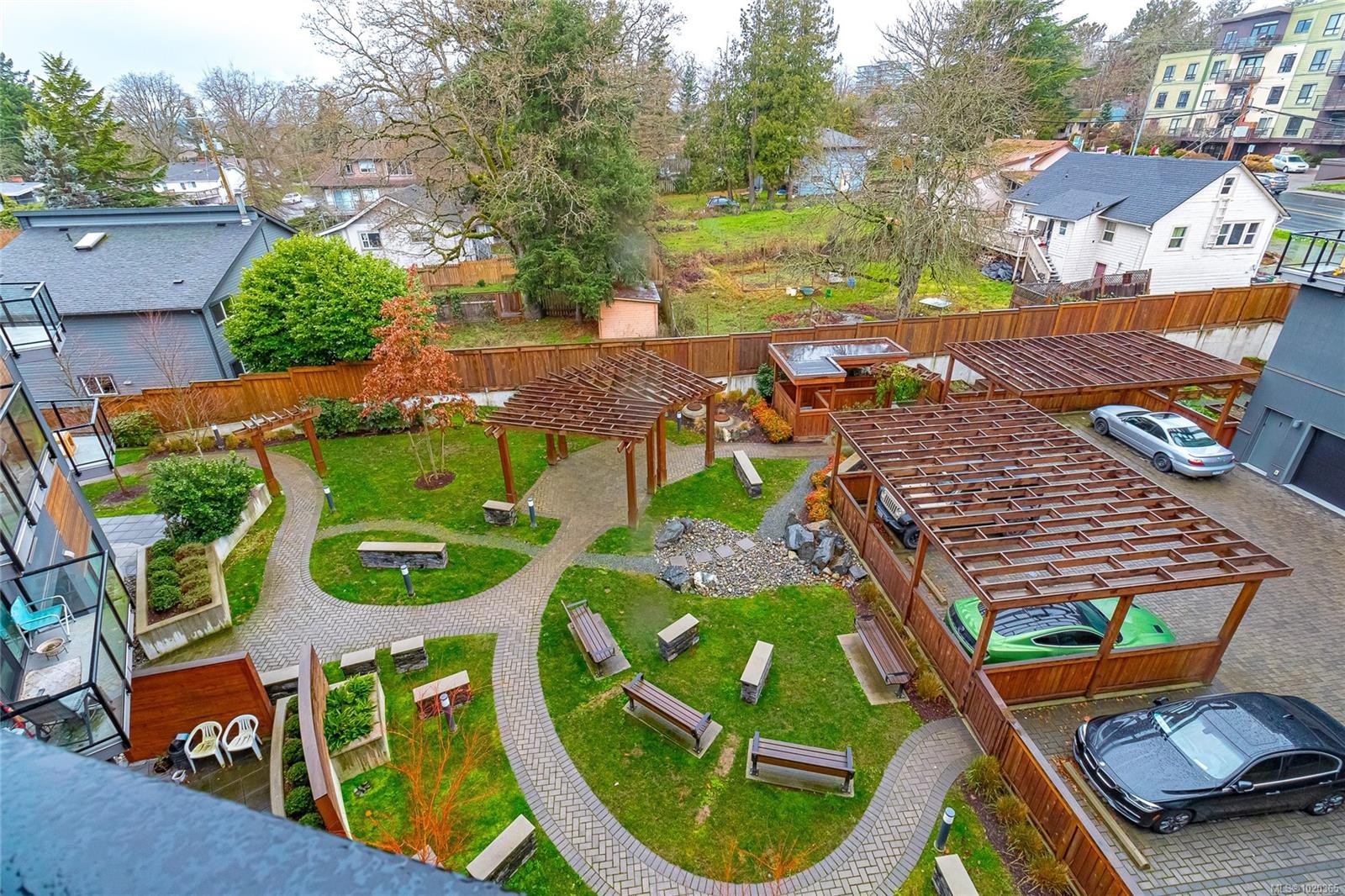 210-991 Mckenzie Ave, Saanich, BC - Outdoor