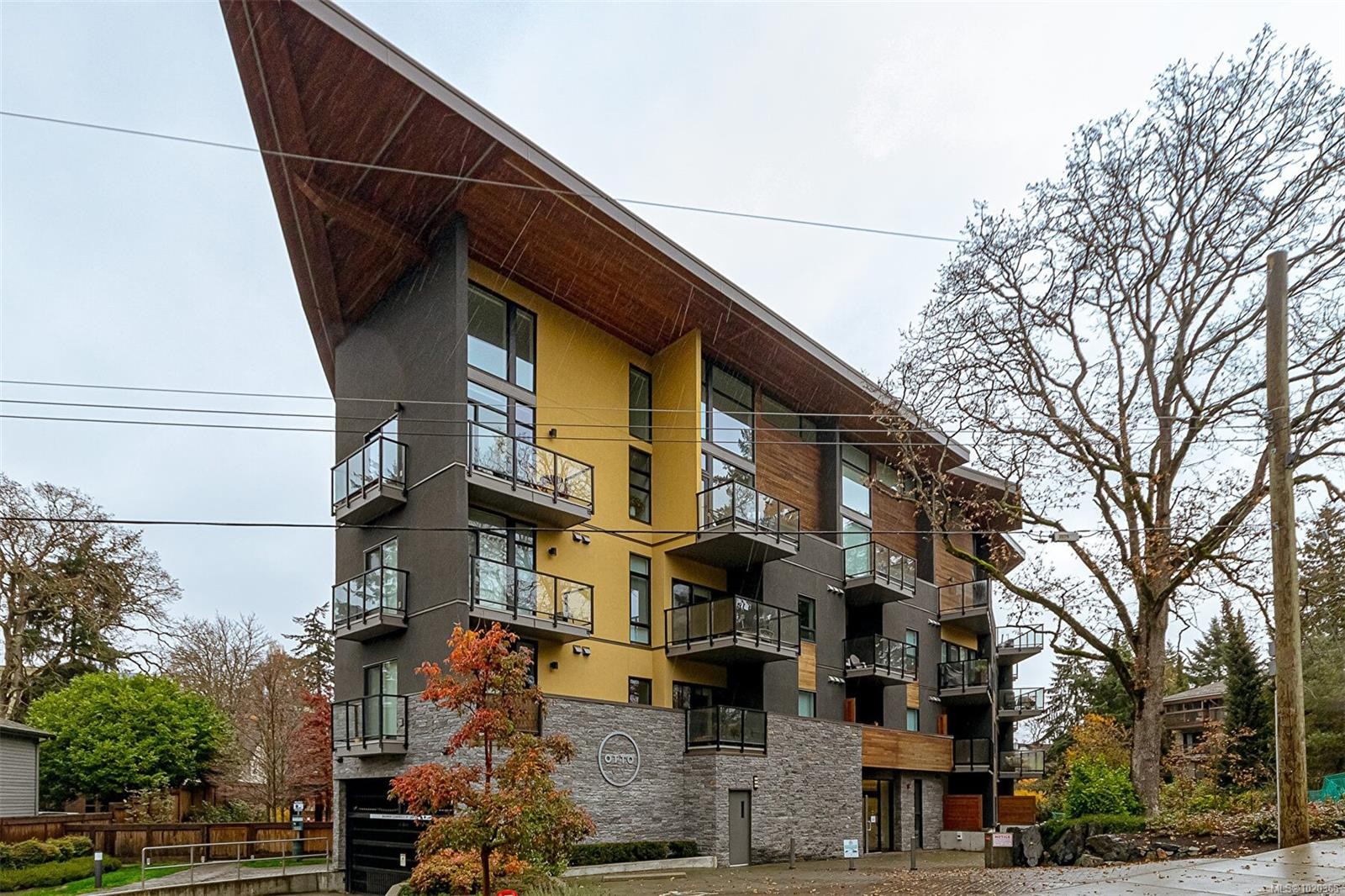 210-991 Mckenzie Ave, Saanich, BC - Outdoor