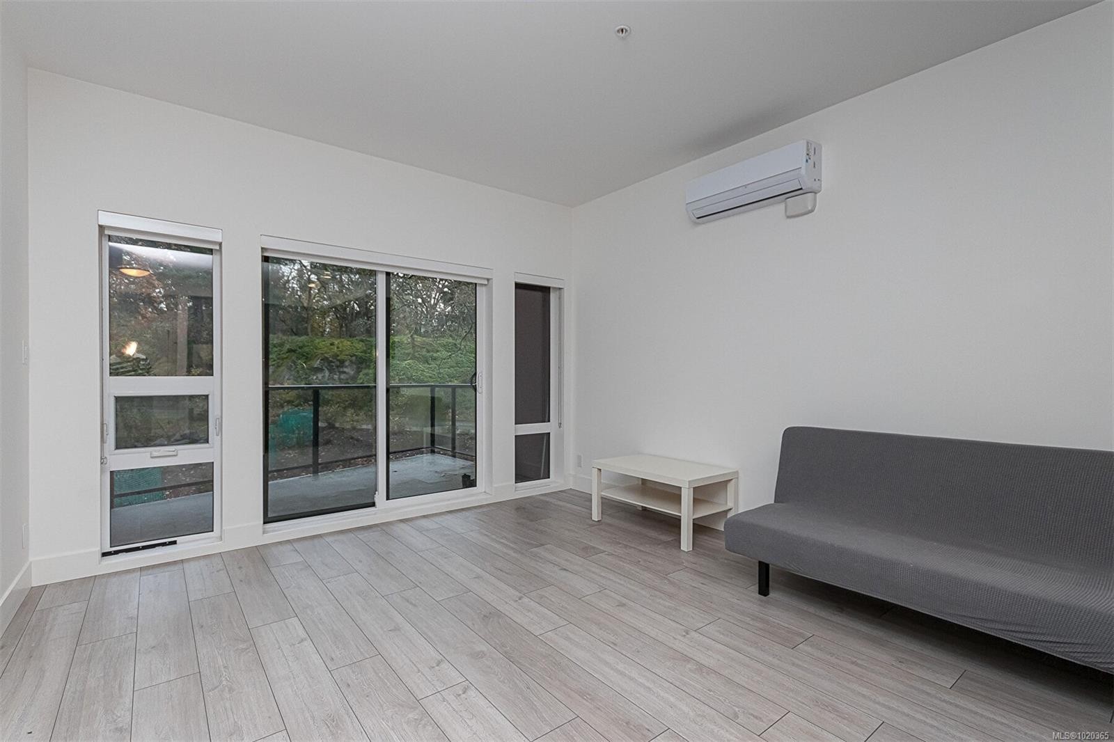 210-991 Mckenzie Ave, Saanich, BC - Indoor