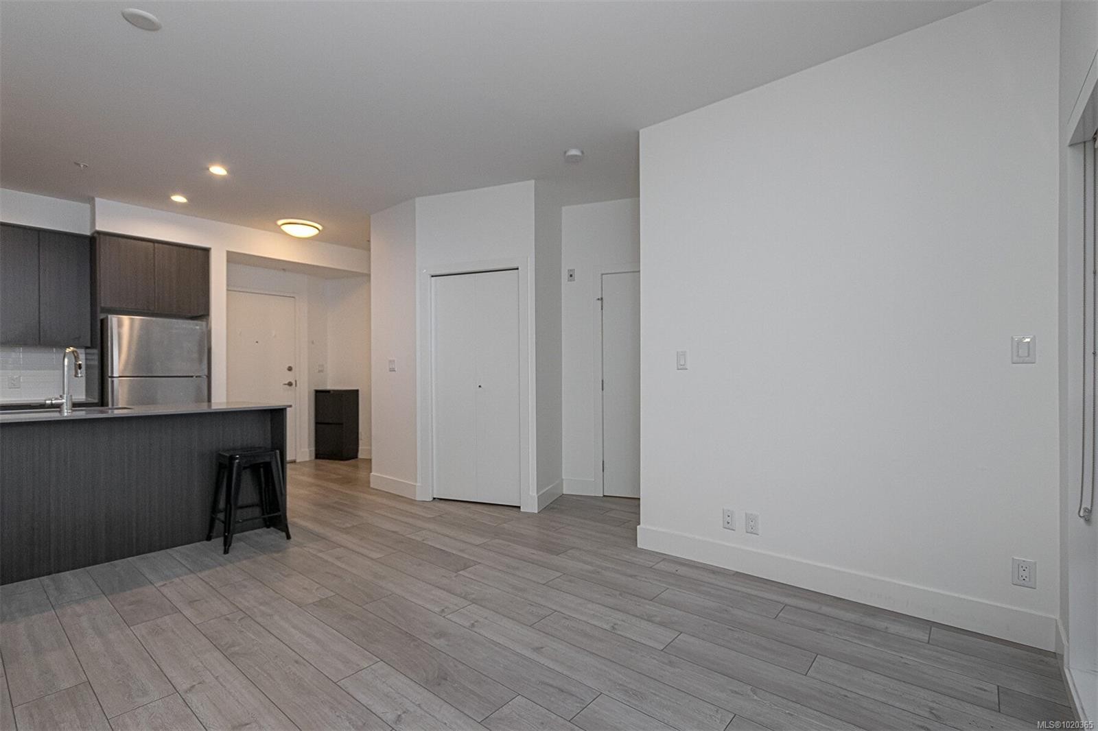 210-991 Mckenzie Ave, Saanich, BC - Indoor Photo Showing Kitchen