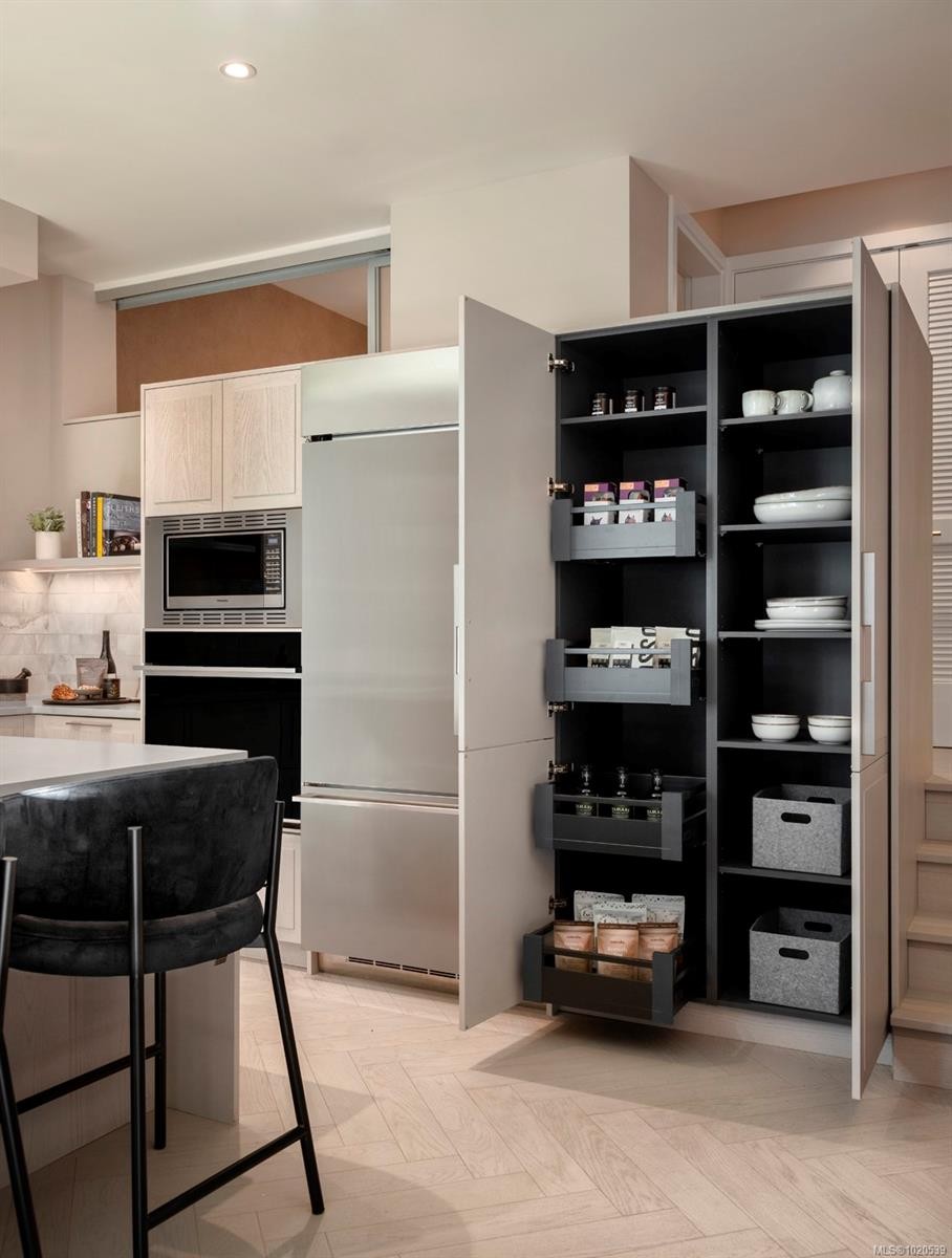 217-427 Lampson St, Esquimalt, BC - Indoor Photo Showing Kitchen