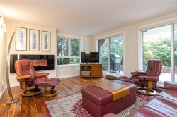 105-1375 Newport Ave Oak Bay, BC V8S 5E8