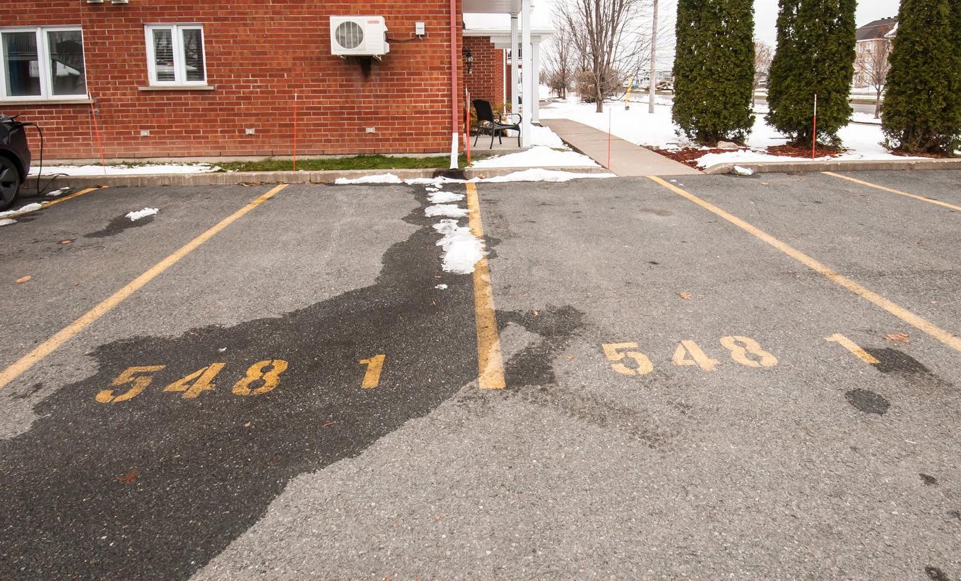 Stationnement - 1-548 Boul. St-Luc, Saint-Jean-Sur-Richelieu, QC - Outdoor