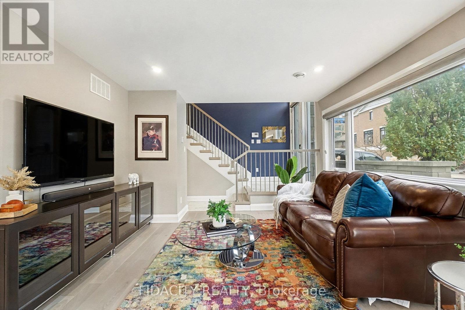 103 Tay Street, Ottawa, ON - Indoor Photo Showing Living Room