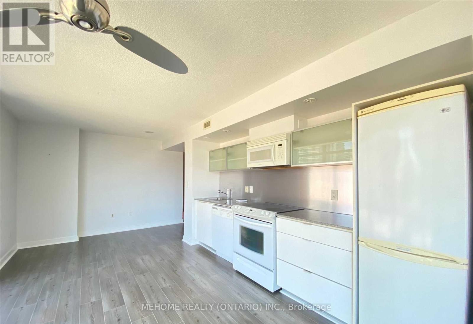 1902 - 4K Spadina Avenue, Toronto, ON - Indoor Photo Showing Kitchen