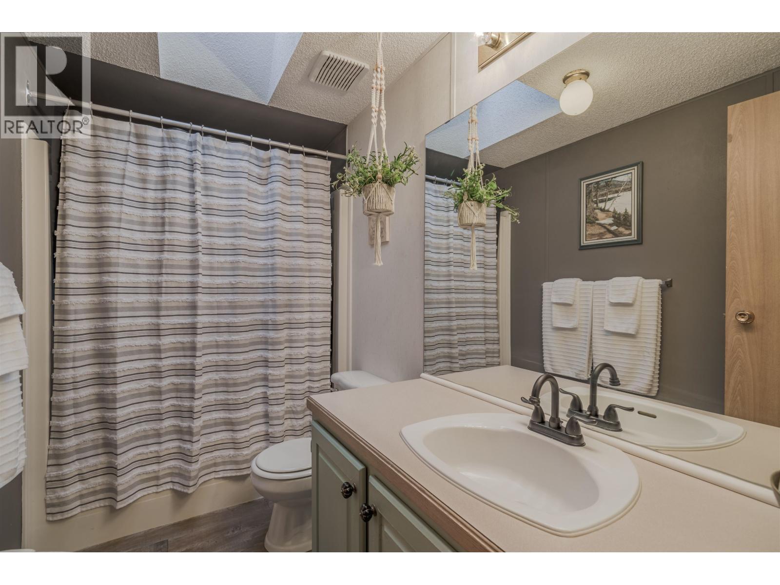 6324 Wolfe Road, 100 Mile House, BC - Indoor Photo Showing Bathroom