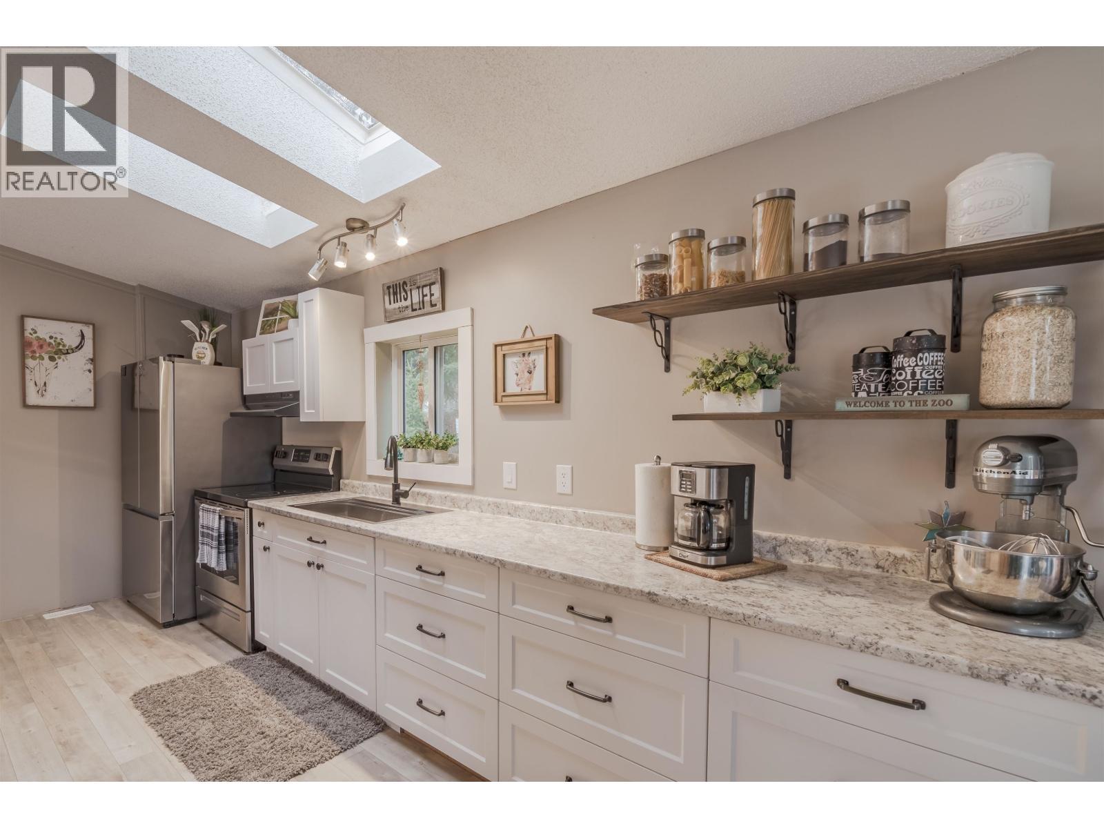 6324 Wolfe Road, 100 Mile House, BC - Indoor Photo Showing Kitchen