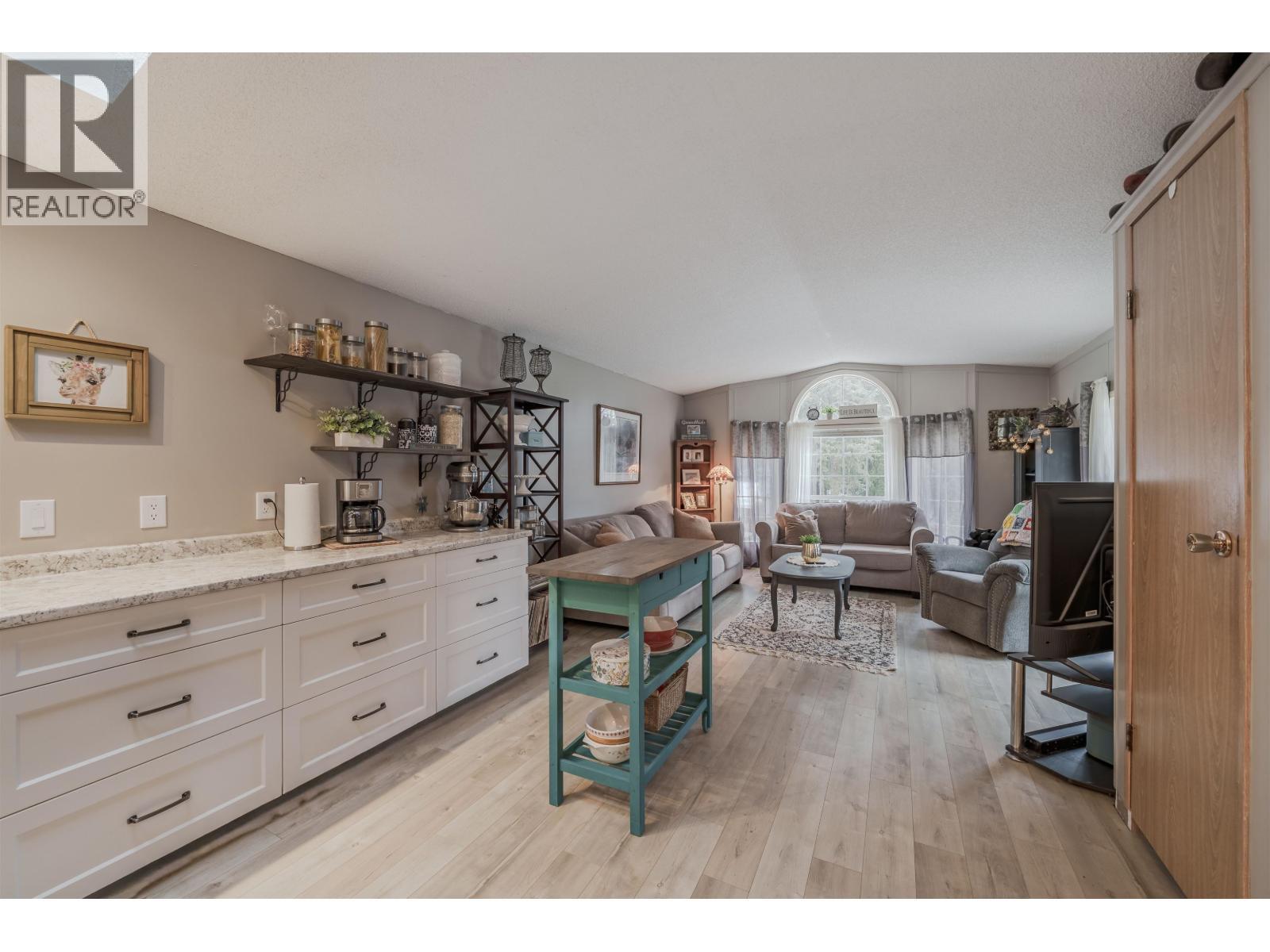 6324 Wolfe Road, 100 Mile House, BC - Indoor