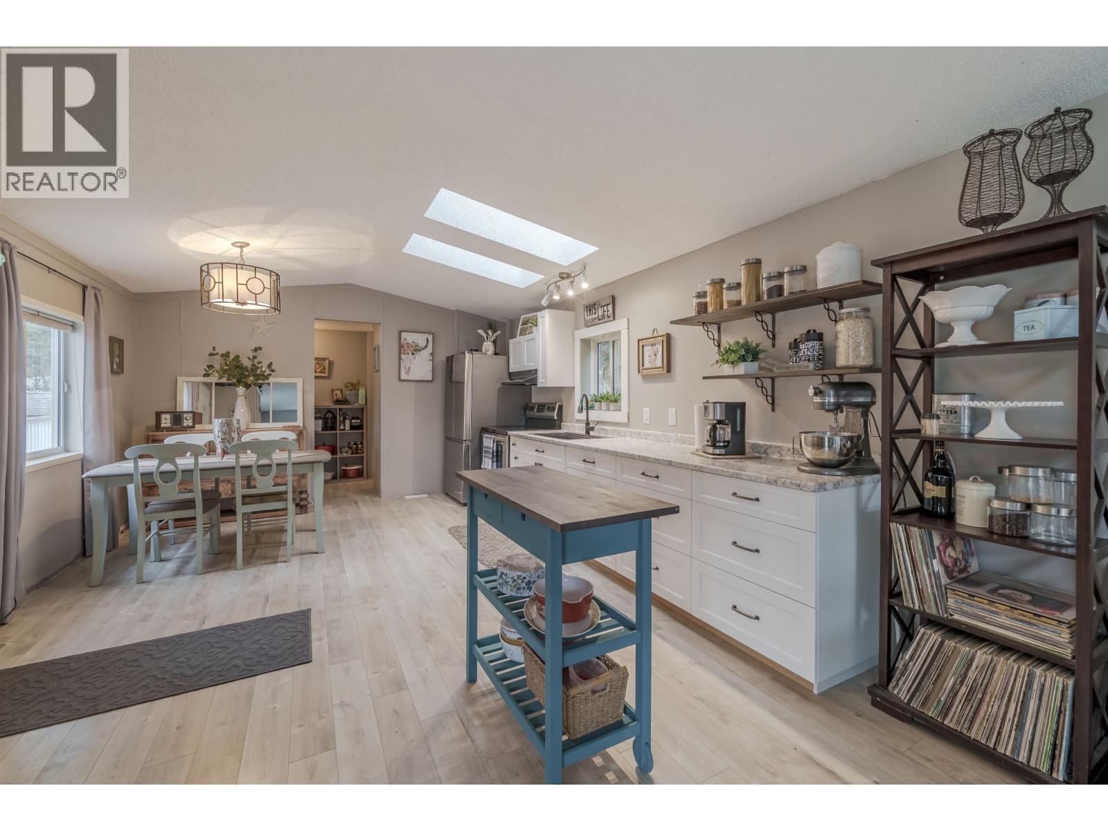 6324 Wolfe Road, 100 Mile House, BC - Indoor