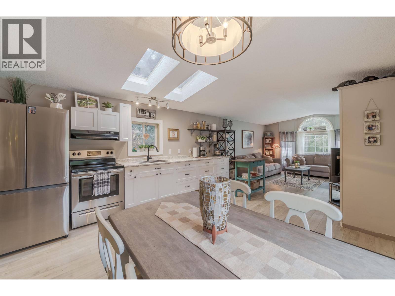 6324 Wolfe Road, 100 Mile House, BC - Indoor