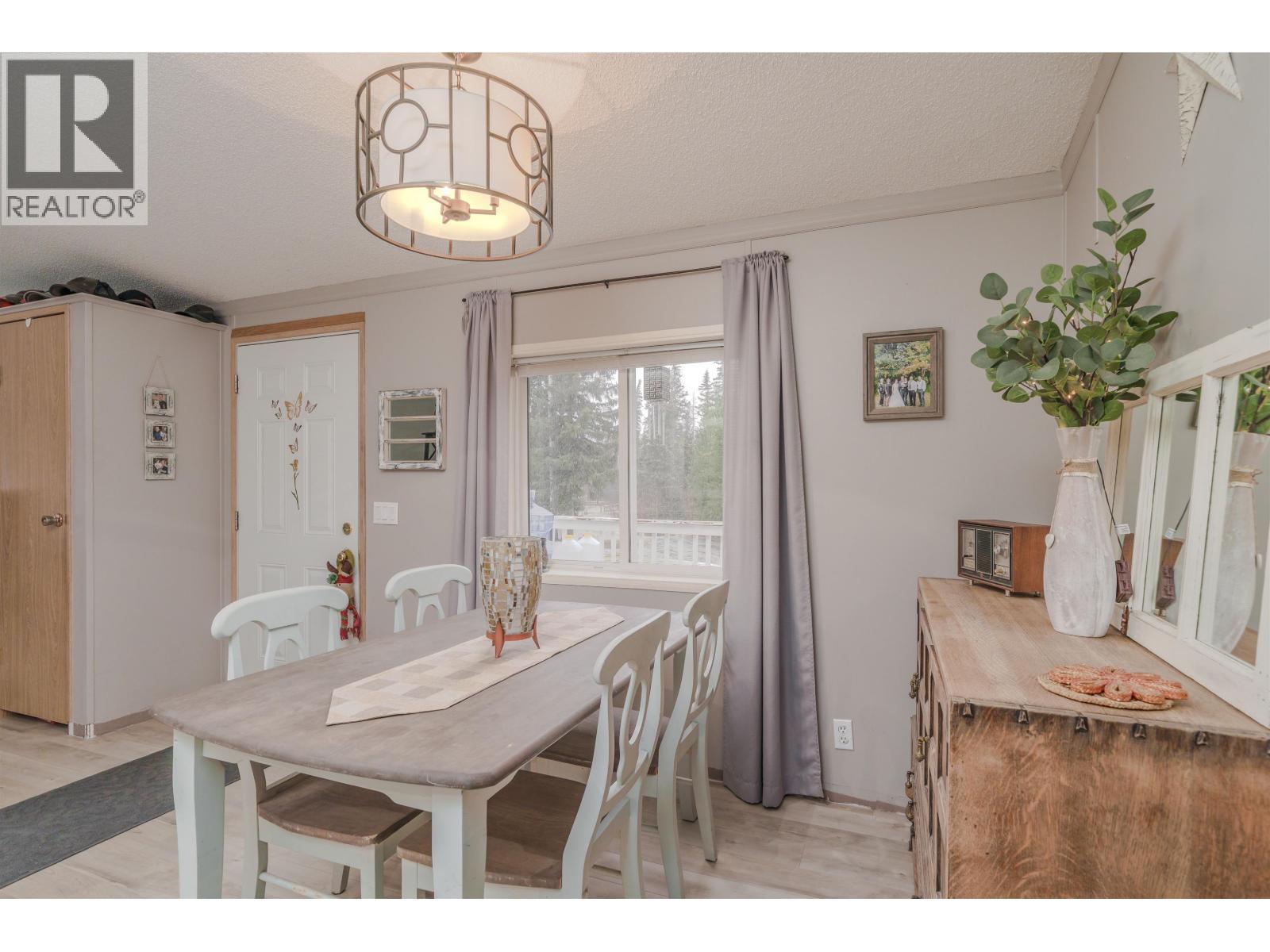 6324 Wolfe Road, 100 Mile House, BC - Indoor Photo Showing Dining Room