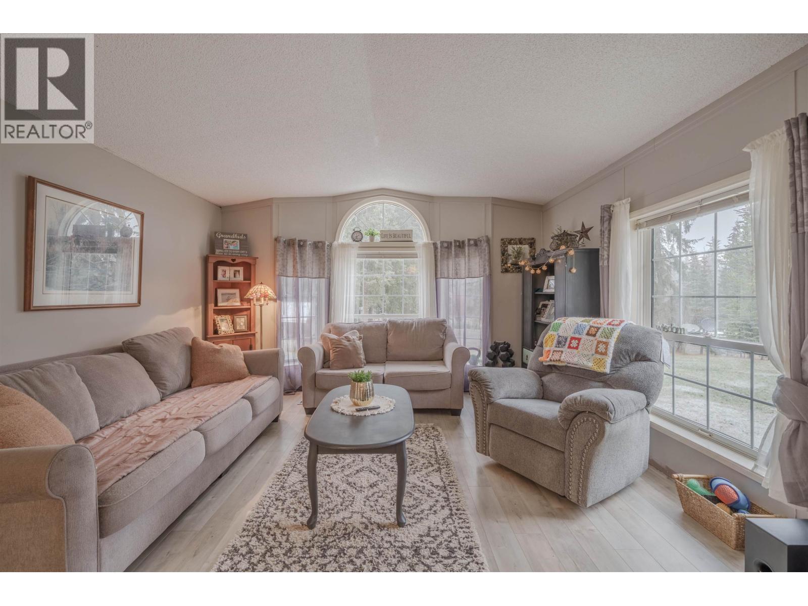 6324 Wolfe Road, 100 Mile House, BC - Indoor Photo Showing Living Room