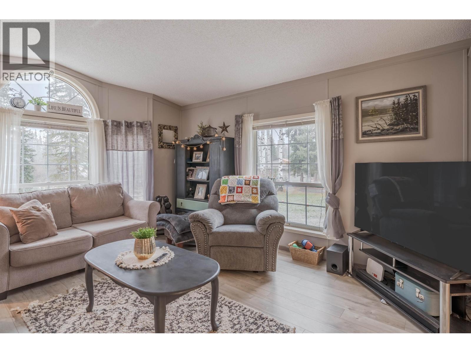 6324 Wolfe Road, 100 Mile House, BC - Indoor Photo Showing Living Room