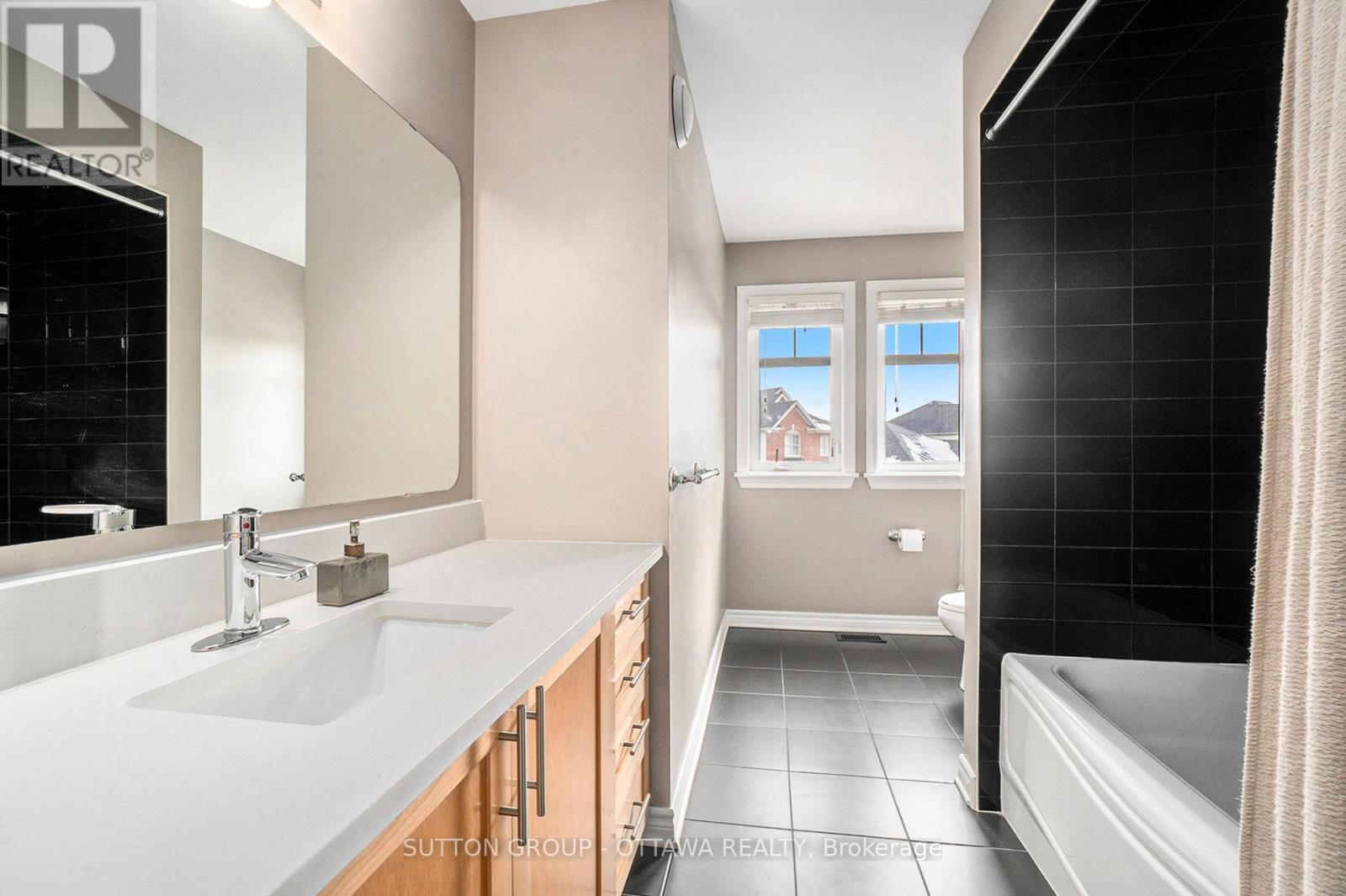 2nd Floor - 4 pc bathroom - 1969 Plainhill Drive, Ottawa, ON - Indoor Photo Showing Bathroom