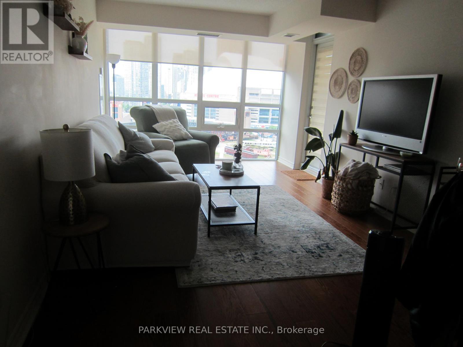 1615 - 25 Lower Simcoe Street, Toronto, ON - Indoor Photo Showing Living Room