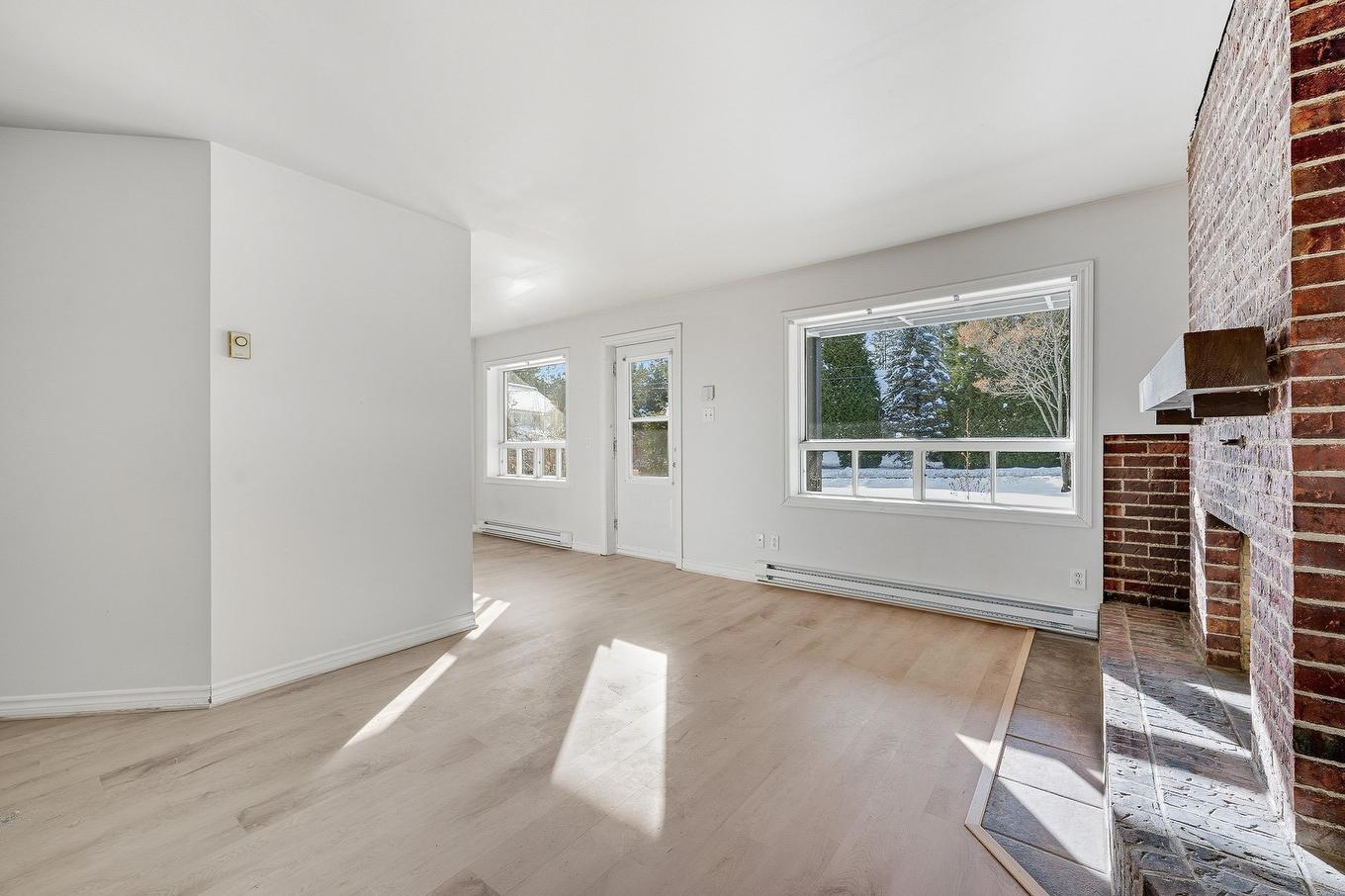 Living room - 4 Av. Godfrey, Saint-Sauveur, QC - Indoor With Fireplace