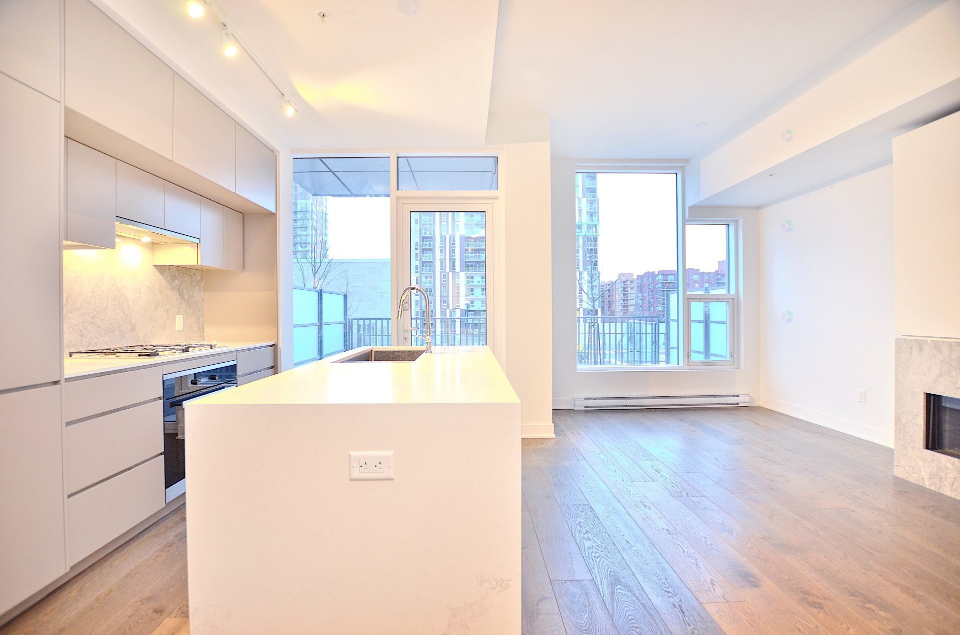 Autre - Th6-1288 Rue St-Antoine O., Montréal (Ville-Marie), QC - Indoor Photo Showing Kitchen With Fireplace