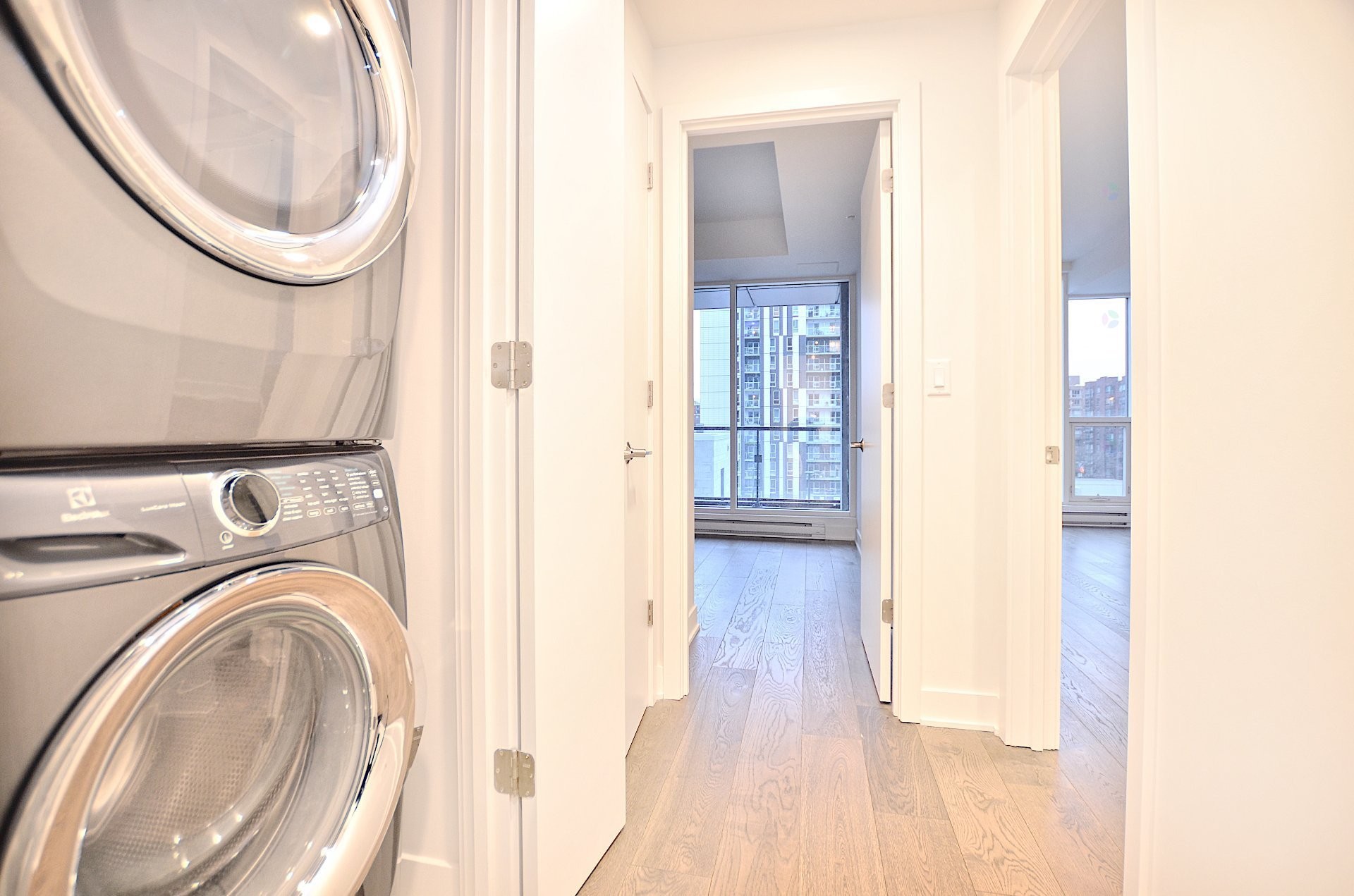 Salle de lavage - Th6-1288 Rue St-Antoine O., Montréal (Ville-Marie), QC - Indoor Photo Showing Laundry Room