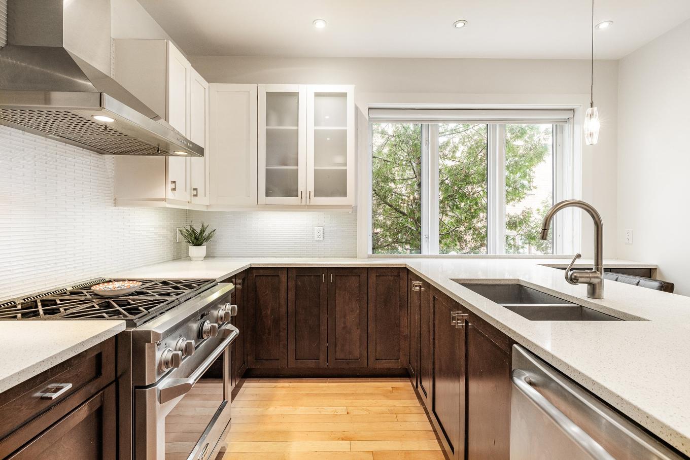 Kitchen - 5640 Av. De Canterbury, Montréal (Côte-Des-Neiges/Notre-Dame-De-Grâce), QC - Indoor Photo Showing Kitchen With Double Sink With Upgraded Kitchen