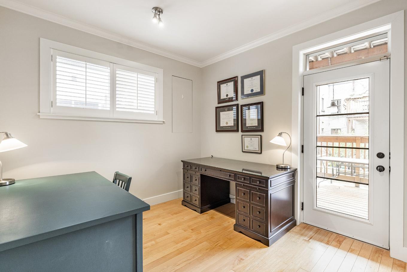 Den - 5640 Av. De Canterbury, Montréal (Côte-Des-Neiges/Notre-Dame-De-Grâce), QC - Indoor