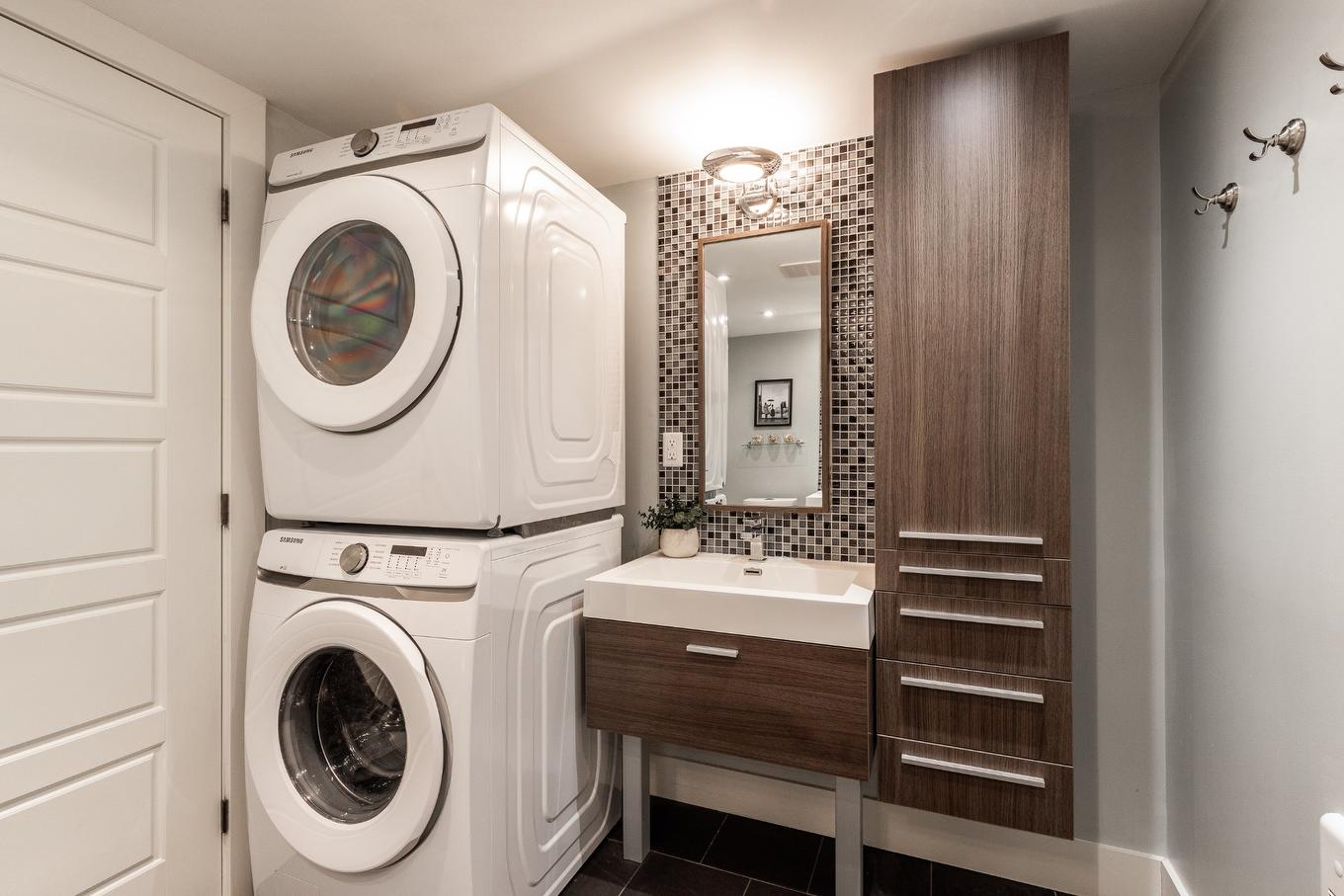 Bathroom - 5640 Av. De Canterbury, Montréal (Côte-Des-Neiges/Notre-Dame-De-Grâce), QC - Indoor Photo Showing Laundry Room