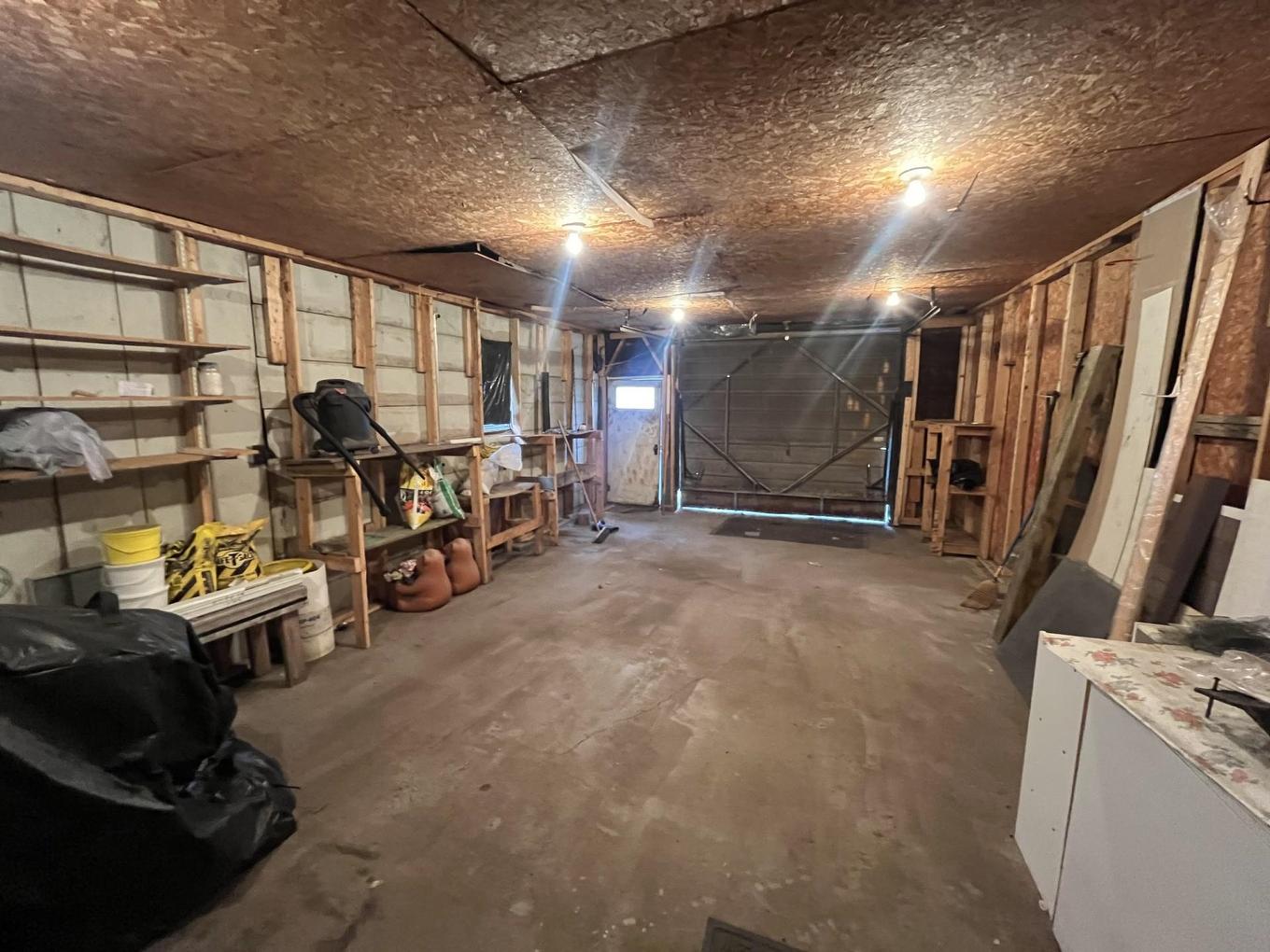 935 Athabasca Street, Thunder Bay, ON - Indoor Photo Showing Garage