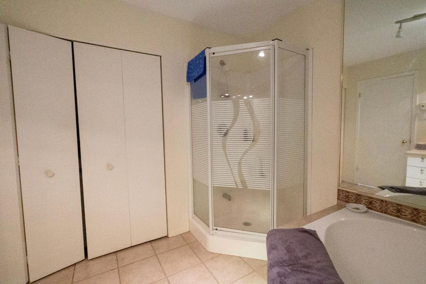 Salle de bains - 302-2092 Av. Albert-Murphy, Laval (Chomedey), QC - Indoor Photo Showing Bathroom